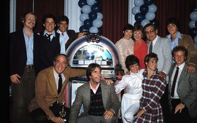 Tom Bosley with "HAPPY DAYS" cast members - Oct. 1983  Photo