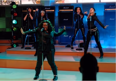 Amber Riley and GLEE Cast Photo