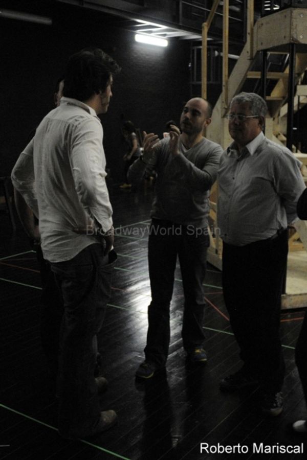 Ignasi Vidal atiende a las instrucciones de VÃ­ctor Conde y Cameron Mackintosh Photo