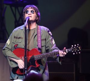 Steve Landes as John Lennon  Photo