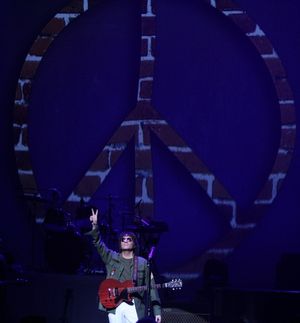 Steve Landes as John Lennon  Photo