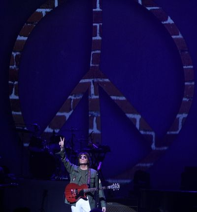 Steve Landes as John Lennon  Photo