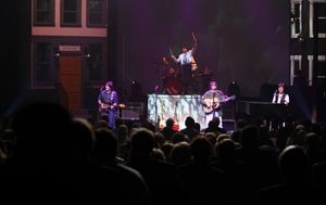 RAIN cast members: Ralph Castelli as Ringo Starr, Joe Bithorn as George Harrison and  Photo