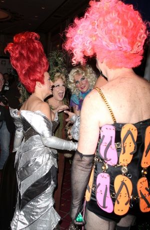 Bette Midler & "Priscilla,  Queen of the Desert" characters Photo