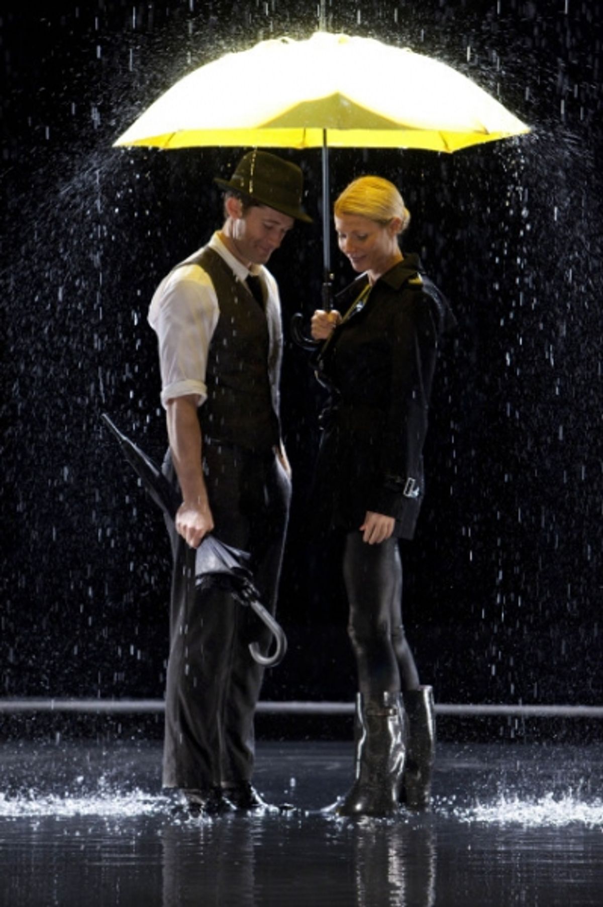 Will (Matthew Morrison, L) and Holly (guest star Gwyneth Paltrow, R) perform 'Singing in the Rain and 'Umbrella' at 