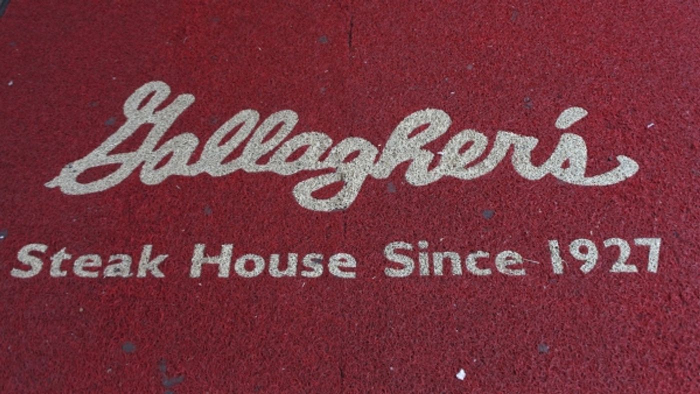 Photo Coverage: JERSEY BOYS celebrates Five Years on Broadway with Fans!  Image