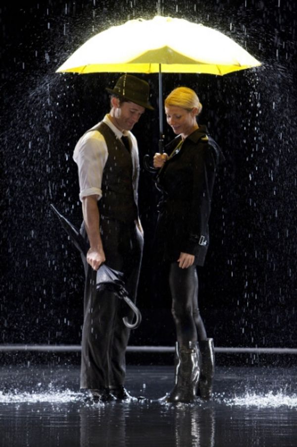 Will (Matthew Morrison, L) and Holly (guest star Gwyneth Paltrow, R) perform 