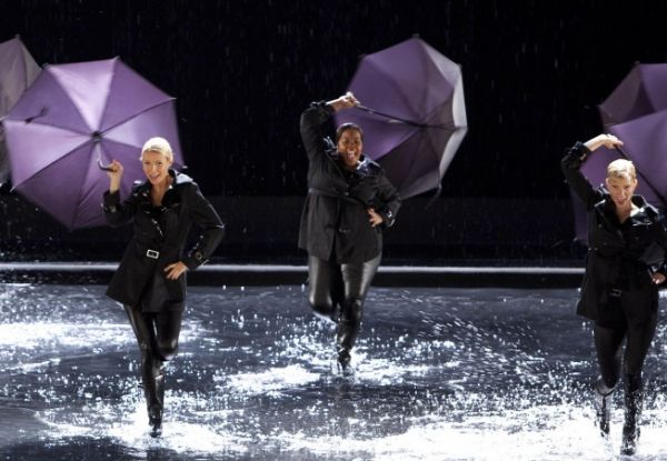 Holly (guest star Gwyneth Paltrow, C) performs 