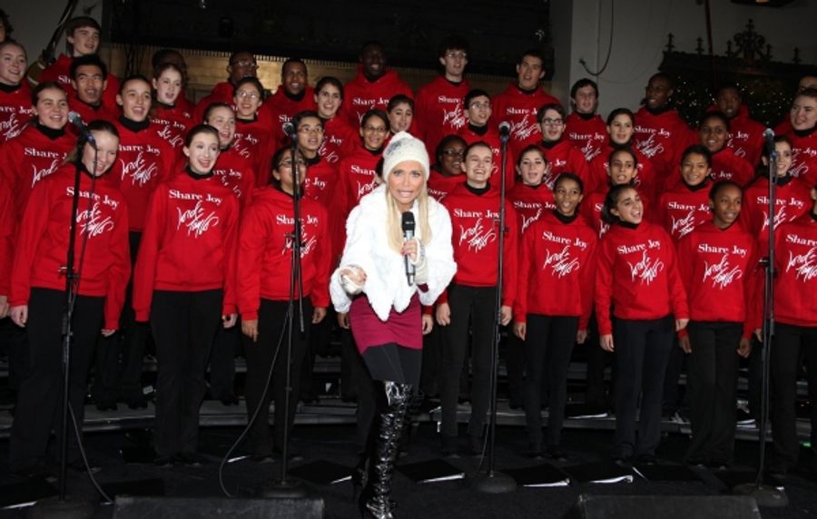 Photo Coverage: Chenoweth 'Shares The Joy' at the Lord & Taylor Christmas Window Unveiling Image