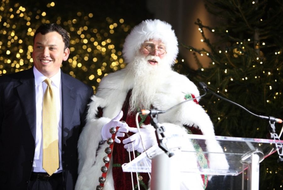 Photo Coverage: Chenoweth 'Shares The Joy' at the Lord & Taylor Christmas Window Unveiling Image