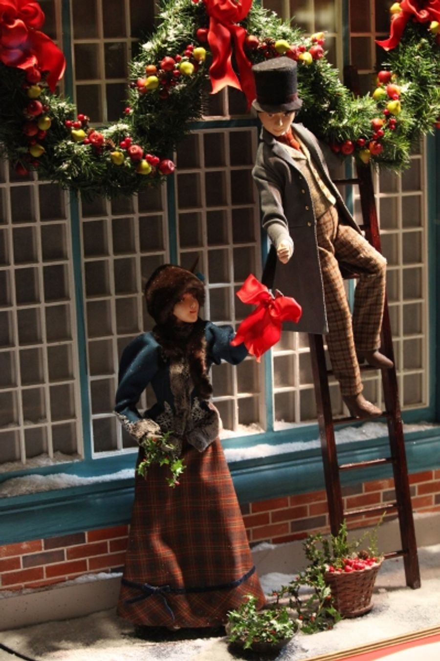 Photo Coverage: Chenoweth 'Shares The Joy' at the Lord & Taylor Christmas Window Unveiling Image