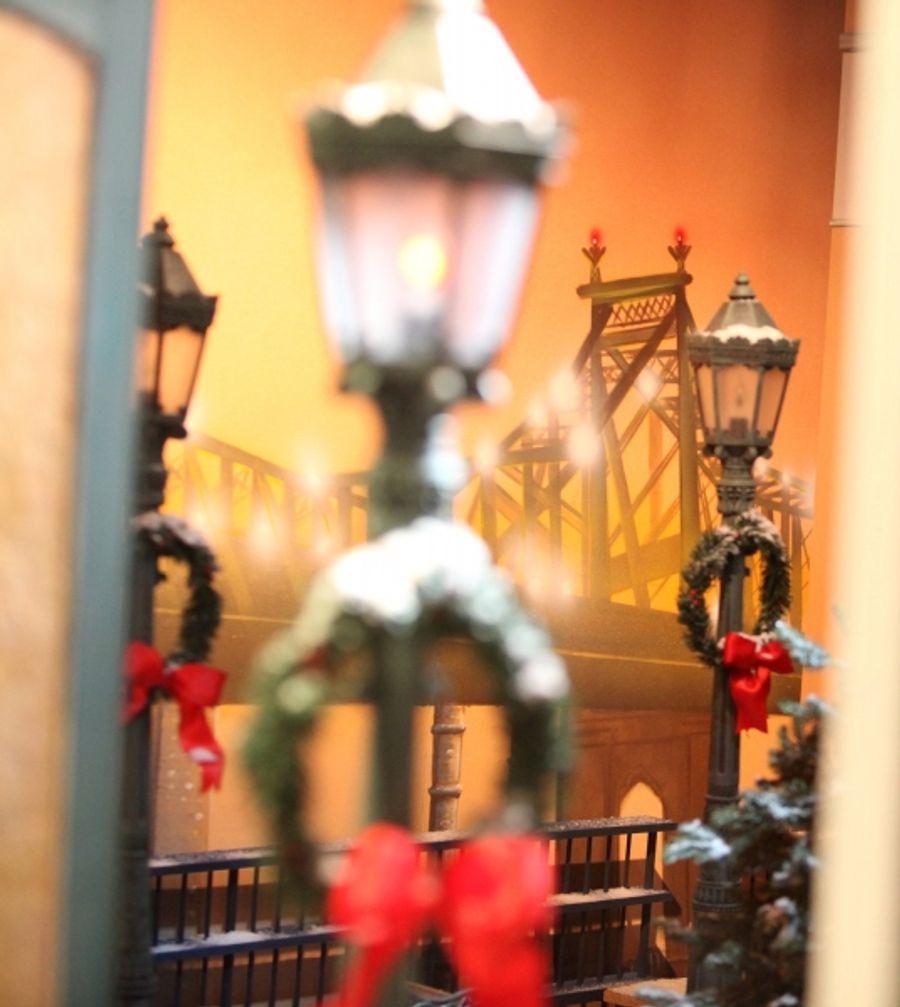 Photo Coverage: Chenoweth 'Shares The Joy' at the Lord & Taylor Christmas Window Unveiling Image
