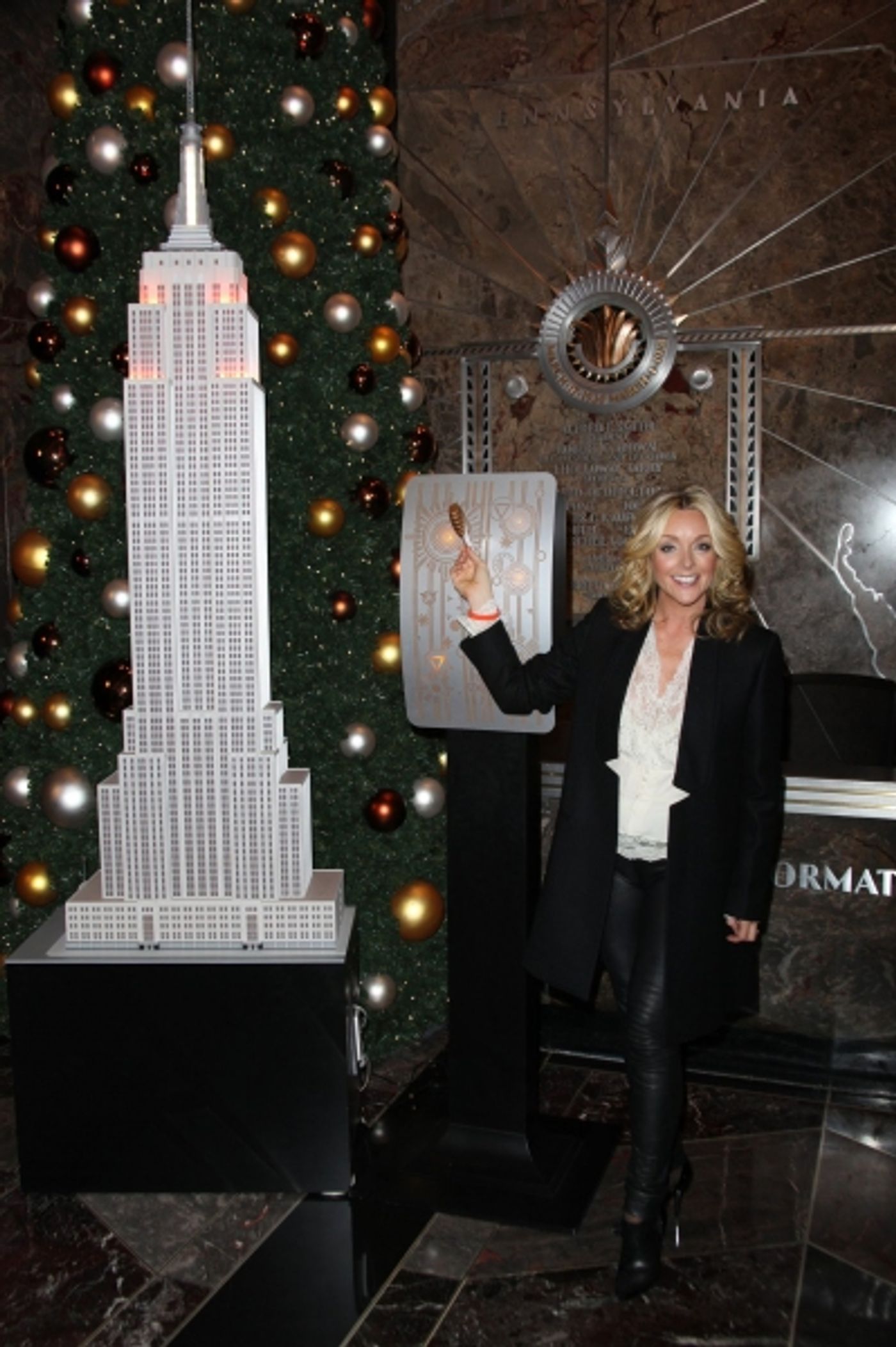 Photo Coverage: Jane Krakowski Lights Up the Empire State Building for Charity  Image