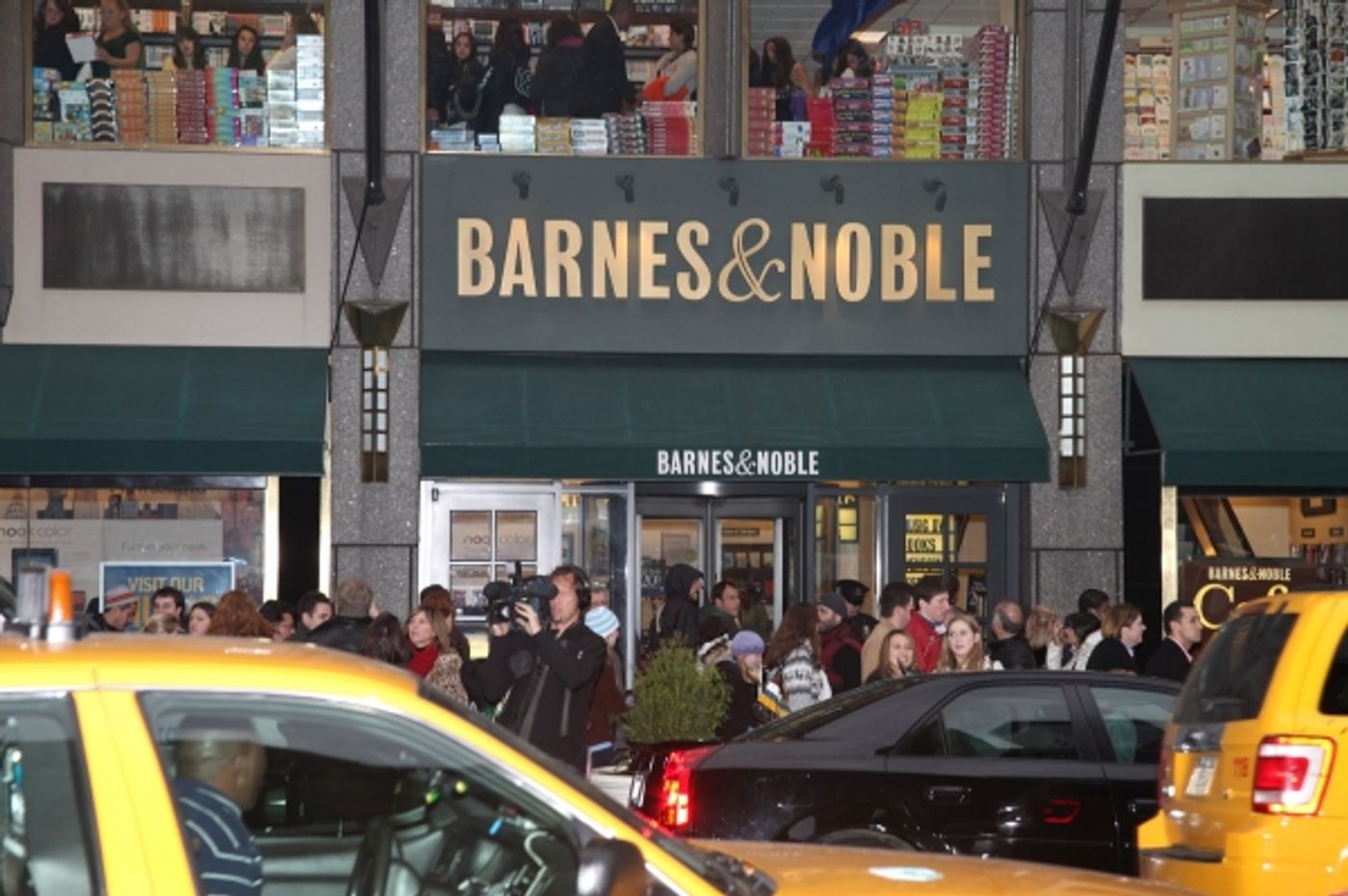 Photo Coverage: Justin Bieber Promotes New Memoir Photo Coverage: Justin Bieber Promotes New Memoir Image