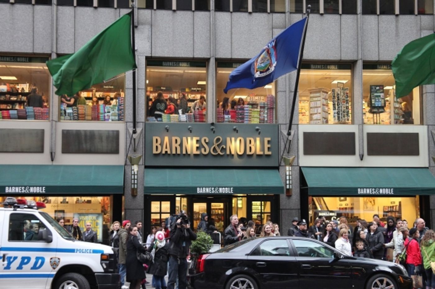 Photo Coverage: Justin Bieber Promotes New Memoir Photo Coverage: Justin Bieber Promotes New Memoir Image