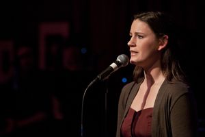 Carrie Manolakos Photo