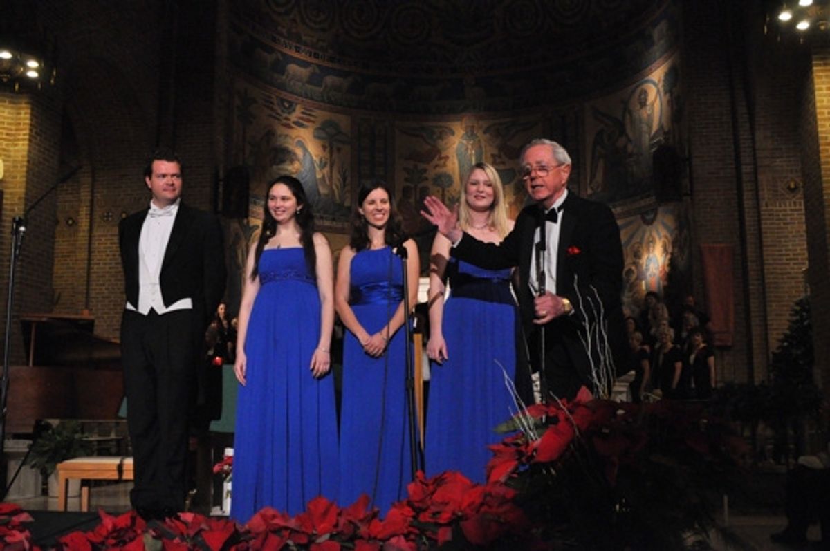 Ronnie Allen thanks Karl Scully and members of The Harps of Tara-Alice Smyth, Deirdre Ryan and Mary Jeaanne Hawes for a wonderful show at 