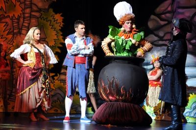 Jennifer Ellison, Jonathan Wilkes and cast Photo