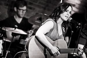 Carrie Manolakos Photo