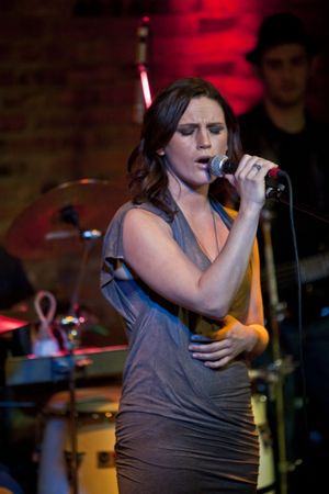 Carrie Manolakos Photo