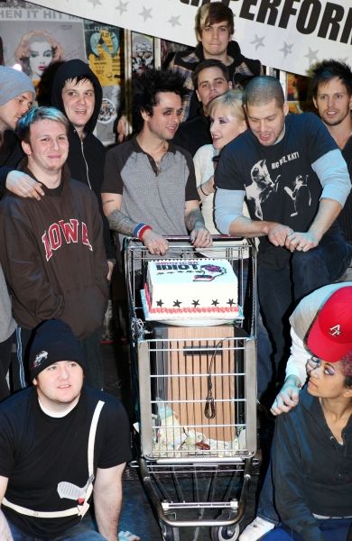 Photos: AMERICAN IDIOT Celebrates 300 Shows! — photo 9 of 38