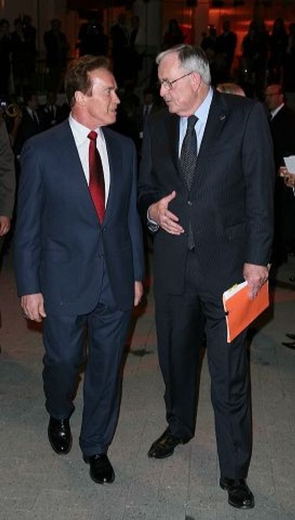 Former Govenor Arnold Schwartzenegger (L) talks with Board Chairman Thomas McKernan Photo