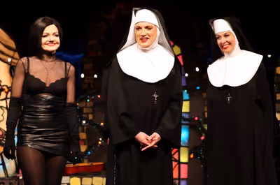 Alison Fraser & Charles Busch & Julie Halston with the cast of 'The Divine Sister' du Photo