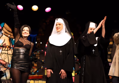 Alison Fraser & Charles Busch & Julie Halston with the cast of 'The Divine Sister' du Photo