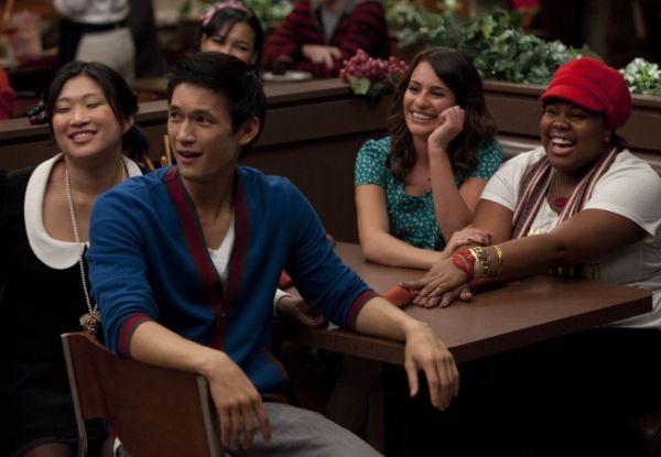 GLEE: The glee club gather at a restaurant for Valentine's Day in the 
