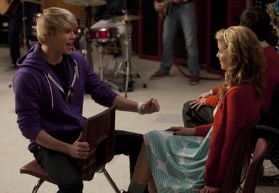 GLEE: Sam (Chord Overstreet, L) sings to Quinn (Dianna Agron, R) in the "Comeback" ep Photo
