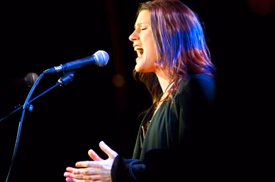 Carrie Manolakos Photo