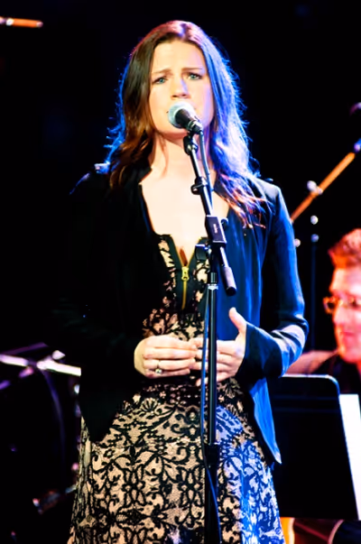Carrie Manolakos Photo