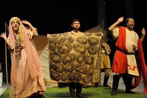 (L-R) Chad Callaghan (Flute/Thisbe), Tom Coiner (Snout/Wall) and Lawrence Hecht (Bott Photo