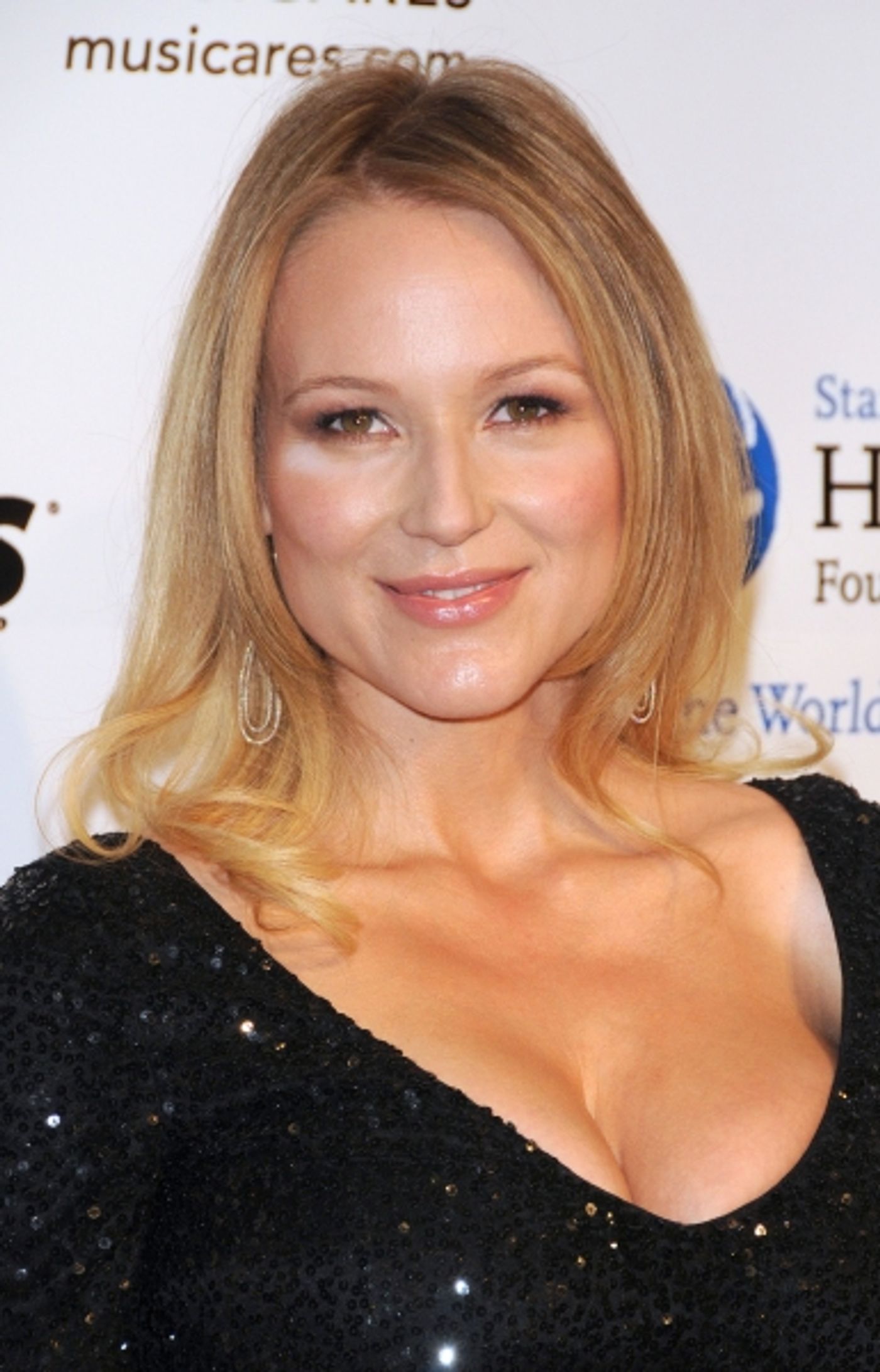 Photo Coverage: Barbra Streisand MusiCares Starry Red Carpet!  Image