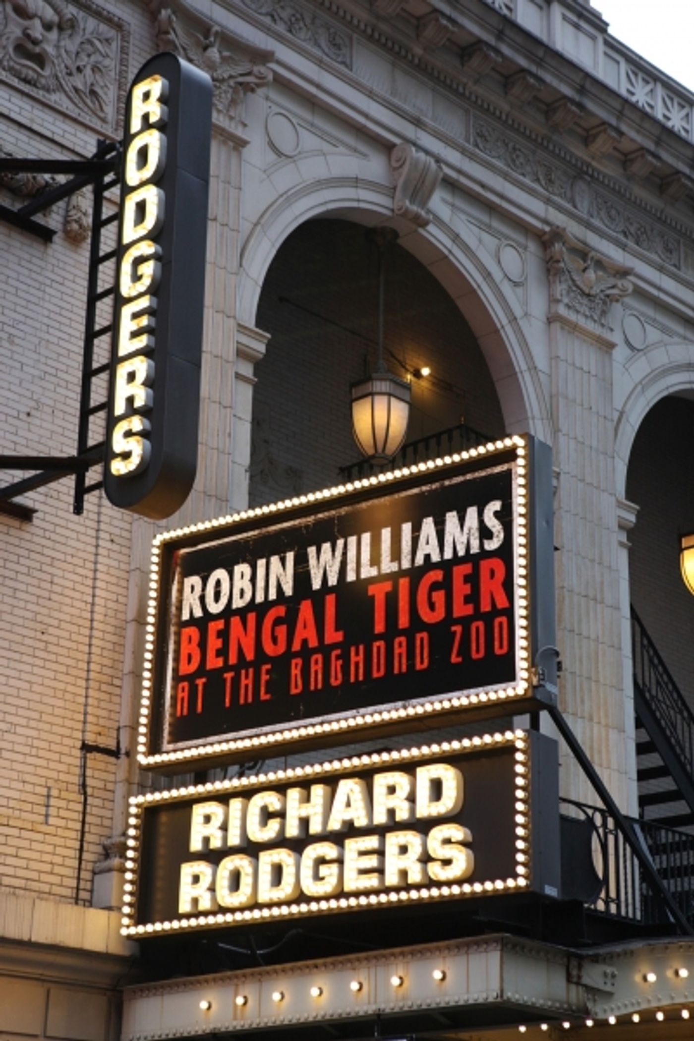 Photo Coverage: Robin Williams & BENGAL TIGER AT THE BAGHDAD ZOO Meet the Press!  Image