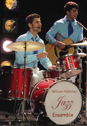 Carl (guest star John Stamos, L) performs Photo