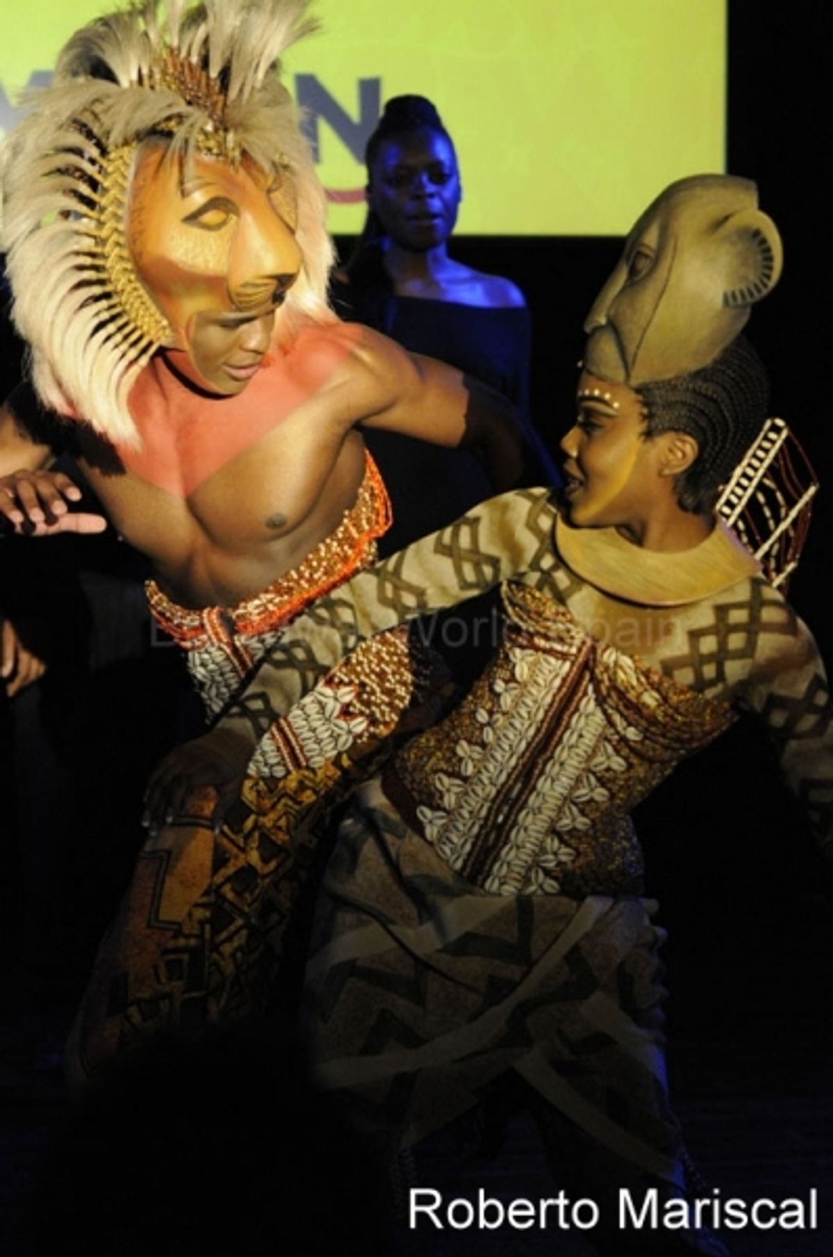 Andile Gumbi y Jessica Mears at 