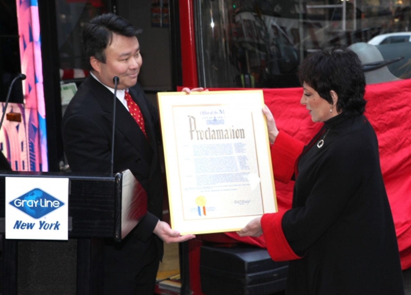 Photo Coverage: Gray Line's 'Ride Of Fame' Campaign Honors Liza Minnelli  Image