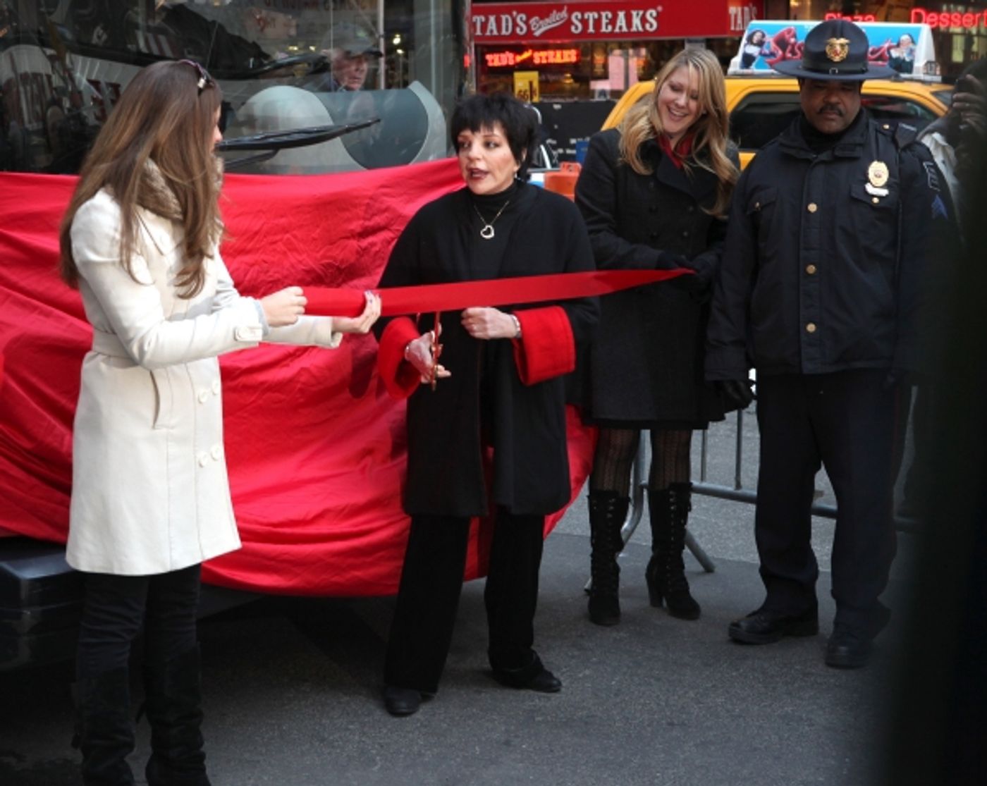 Photo Coverage: Gray Line's 'Ride Of Fame' Campaign Honors Liza Minnelli  Image