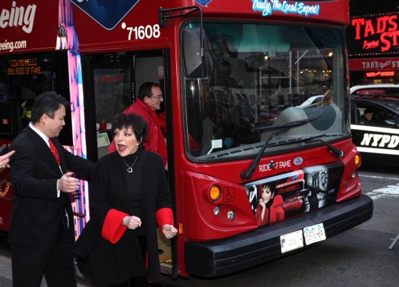 Photo Coverage: Gray Line's 'Ride Of Fame' Campaign Honors Liza Minnelli  Image