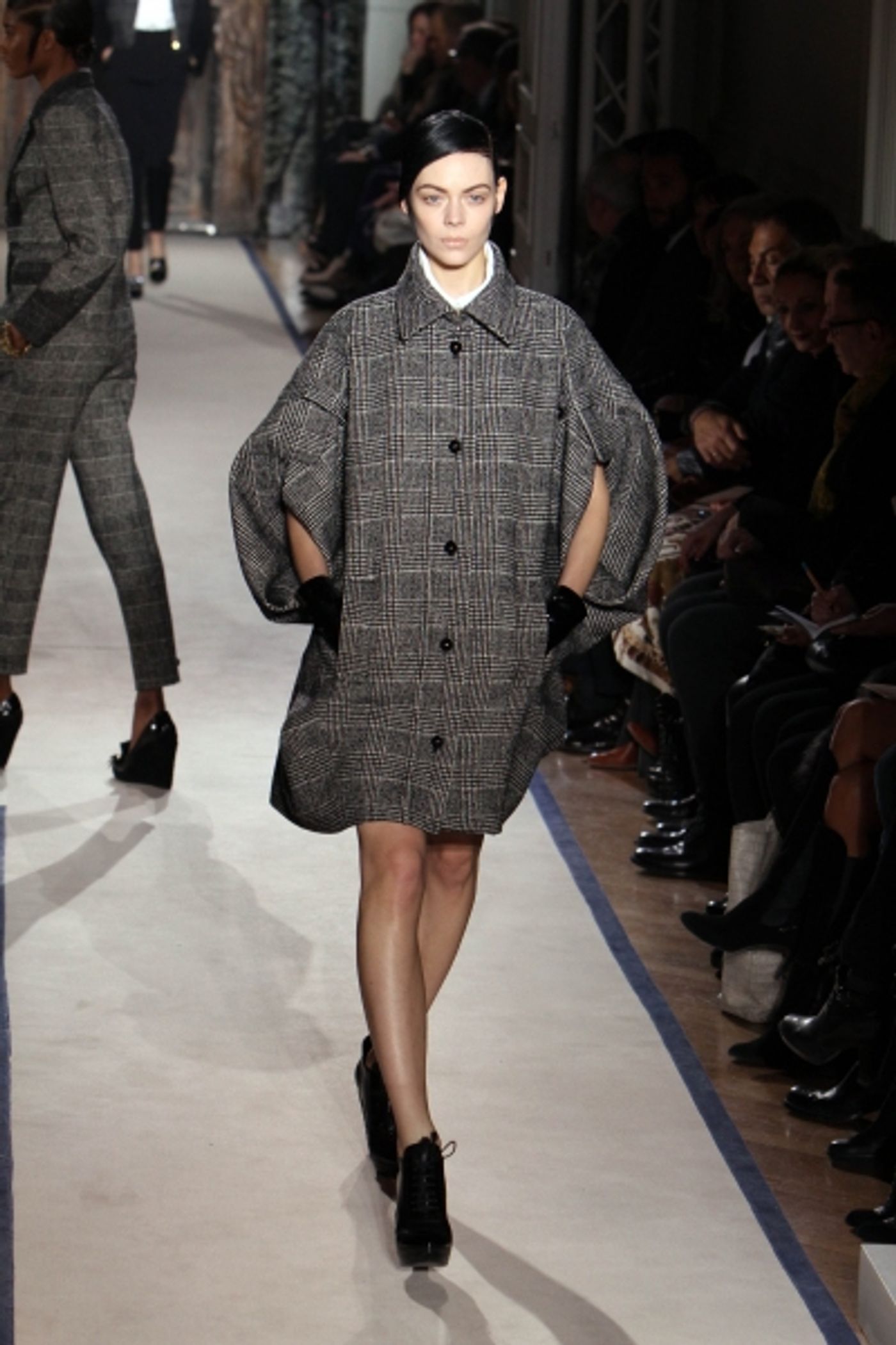Photo Flash: Yves Saint Laurent at Paris Fashion Week  Image