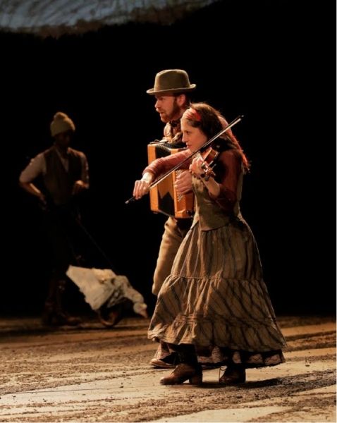 Photos: WAR HORSE at LCT - First Production Shots — photo 2 of 12