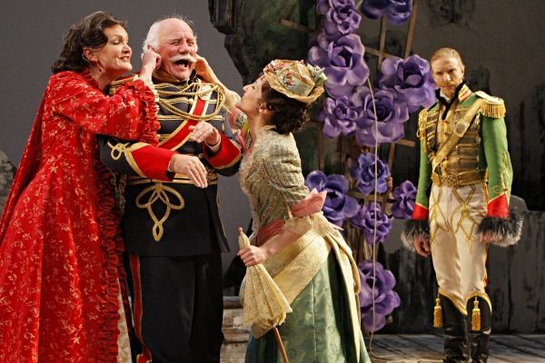  Kate Eifrig (Catherine Petkoff), Peter Michael Goetz (Major Paul Petkoff), Mariko Na Photo