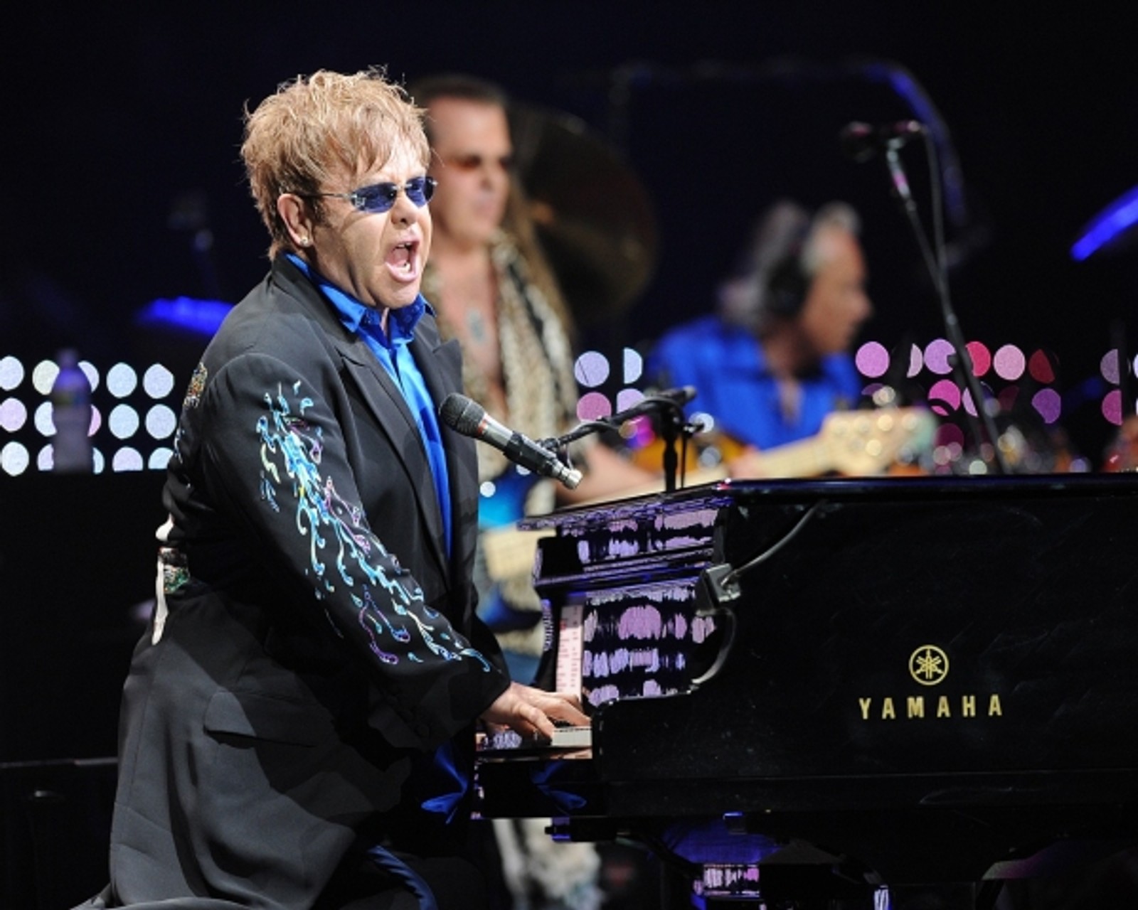 Photo Flash: Elton John Visits Norfolk on 2011 Tour — photo 1 of 3