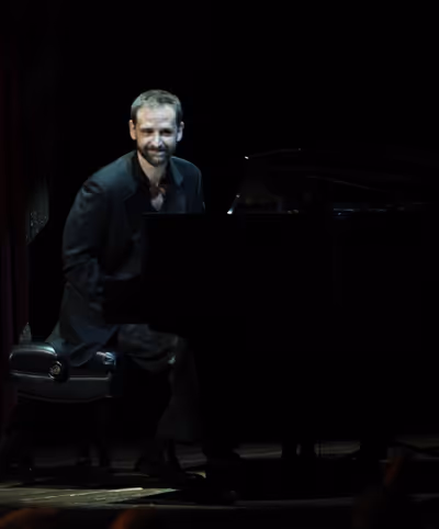 Malcolm Gets performing in 'Angela Lansbury and Friends Salute Terrence McNally' - A  Photo