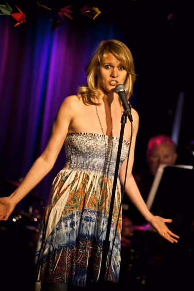 Lauren Kennedy Photo