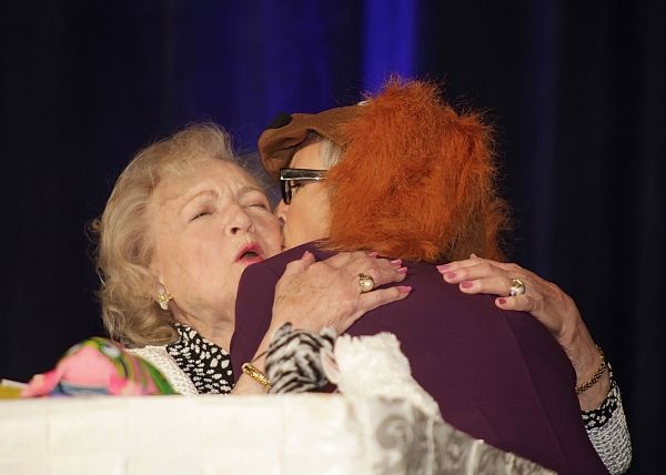  Betty White, Jamie Lee Curtis Photo