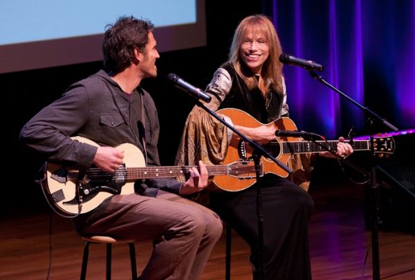 Photo Coverage: O'Hara, Rudd & More Honor Carly Simon at Our Time Gala — photo 11 of 24