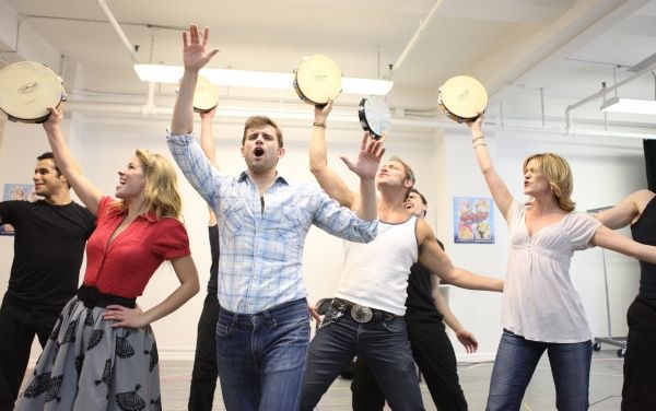 Savannah Wise, Kyle Dean Massey, Jim Newman, Jenn Colella attending the Sneak Peek Pe Photo