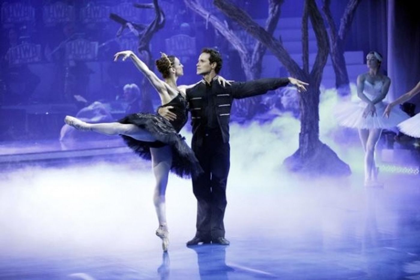 Photo Flash: Sugar Ray Leonard Leaves DANCING WITH THE STARS  Image